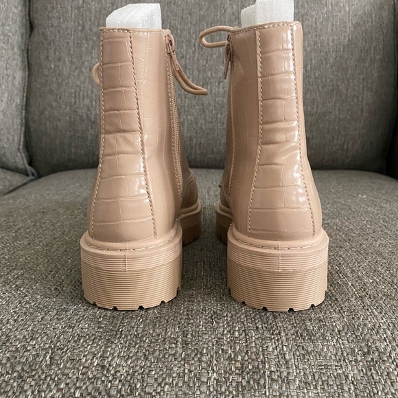 I never wore these they don’t have tag on them but I’ve never wore them - Picture 4 of 4